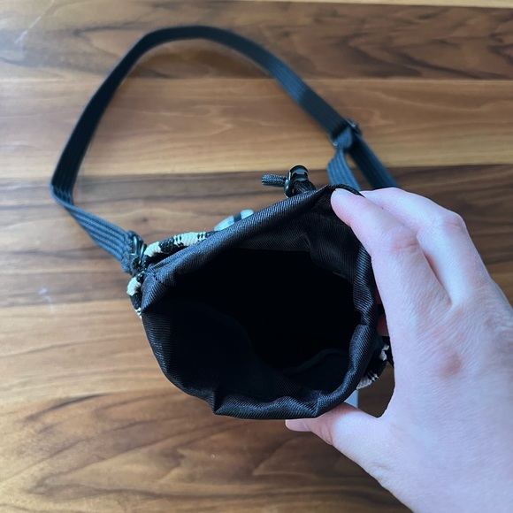 Beis water bottle crossbody - Picture 3 of 5